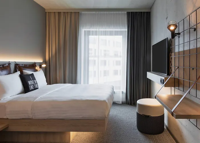Moxy 3*