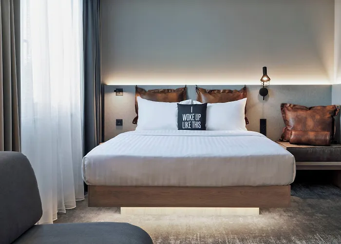 Moxy 3*